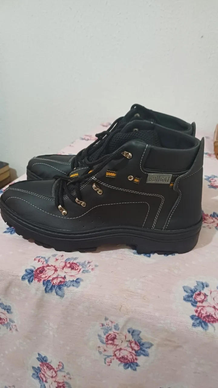 BOTA PRETA SUPER CONFORTAVEL CAT