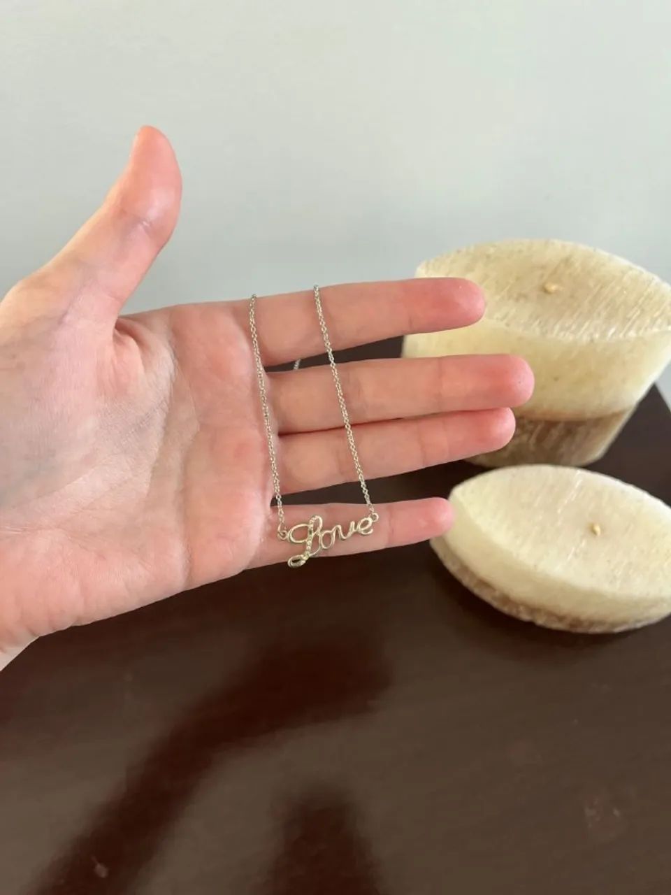 colar de bijuteria com escrito love