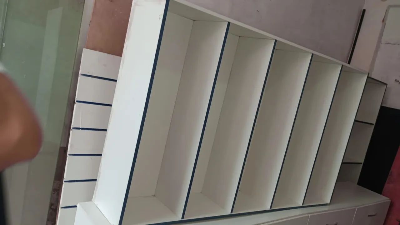 Armário de parede branco com prateleiras  - Foto 4