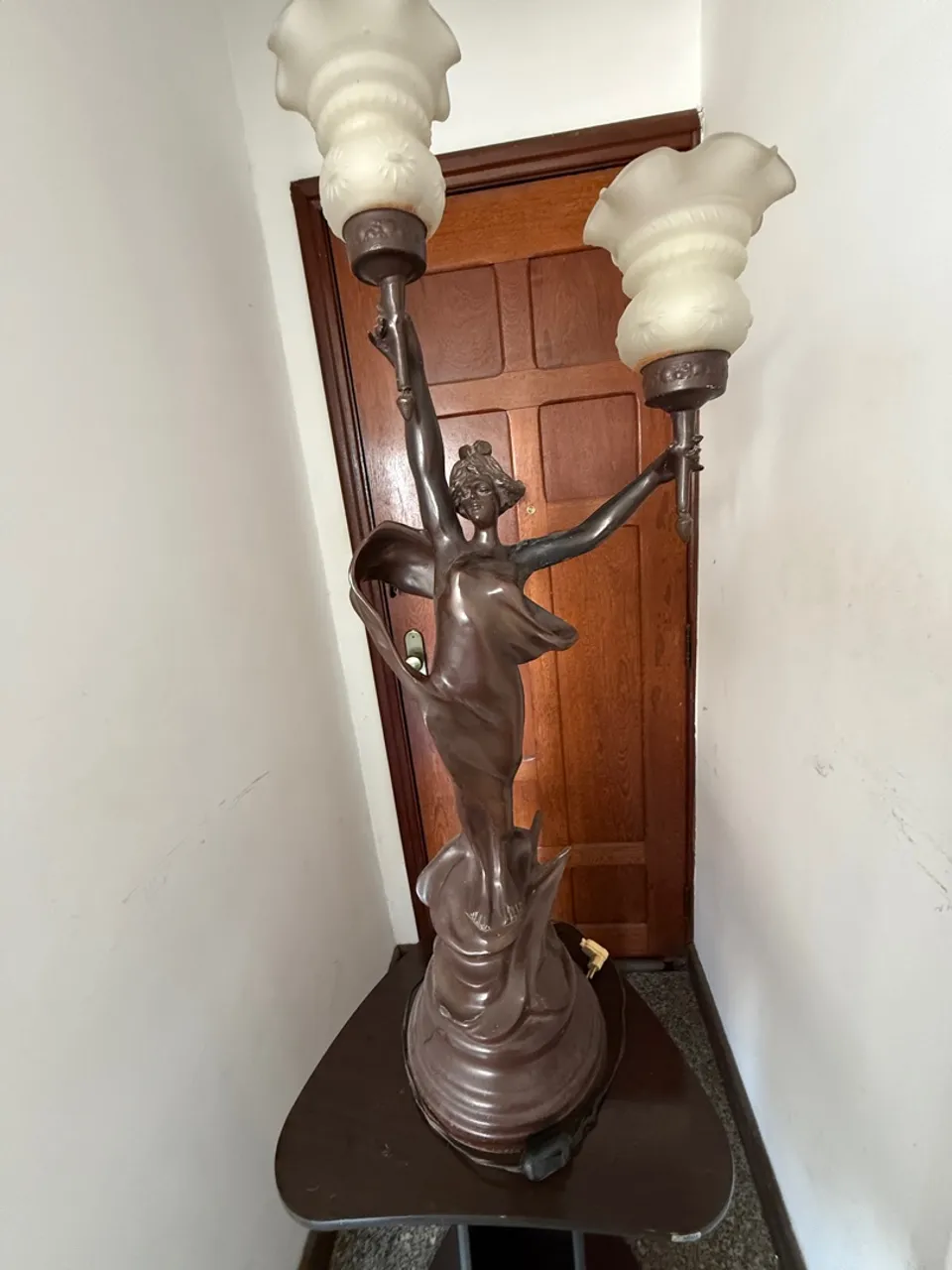 Luminária Escultura Art Déco - Elegância e Sofisticação