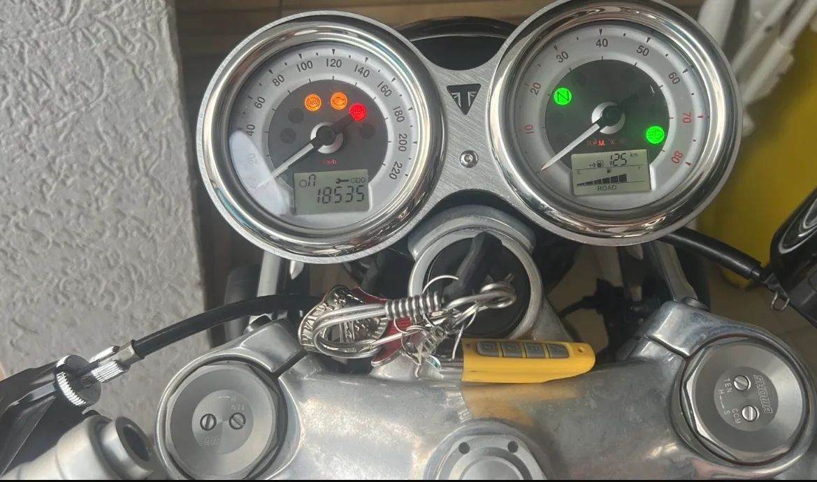 Vendo Triumph Thruxton  1200 cilindradas