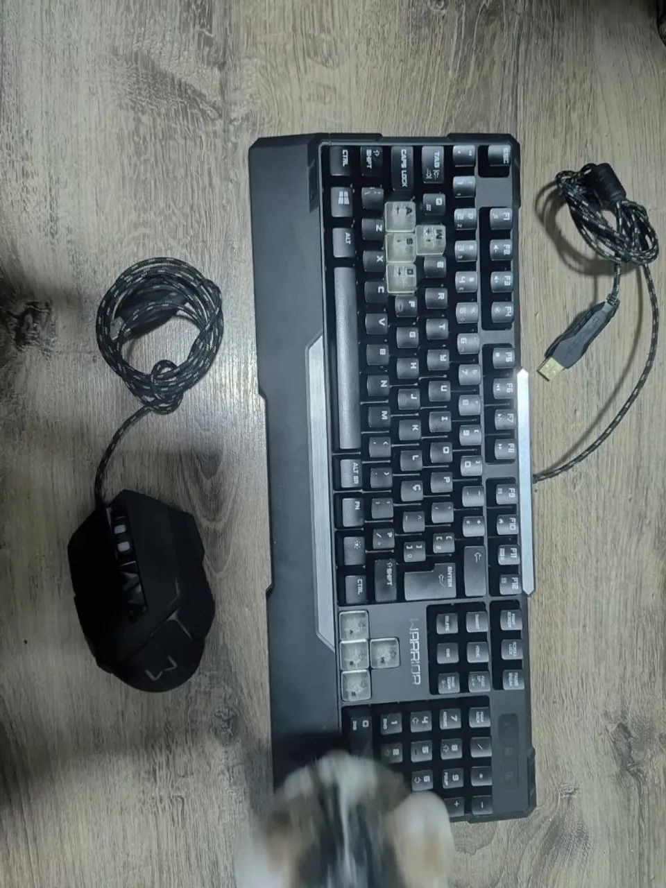 Kit teclado e mouse gamer Warrior-   Marcas de uso e funcionamento perfeito.