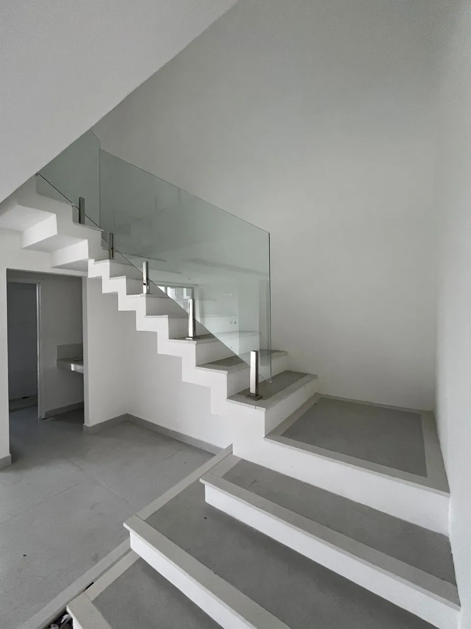 Excelente casa de condomínio sobrado para aluguel, 03 suites, nova em Intermares