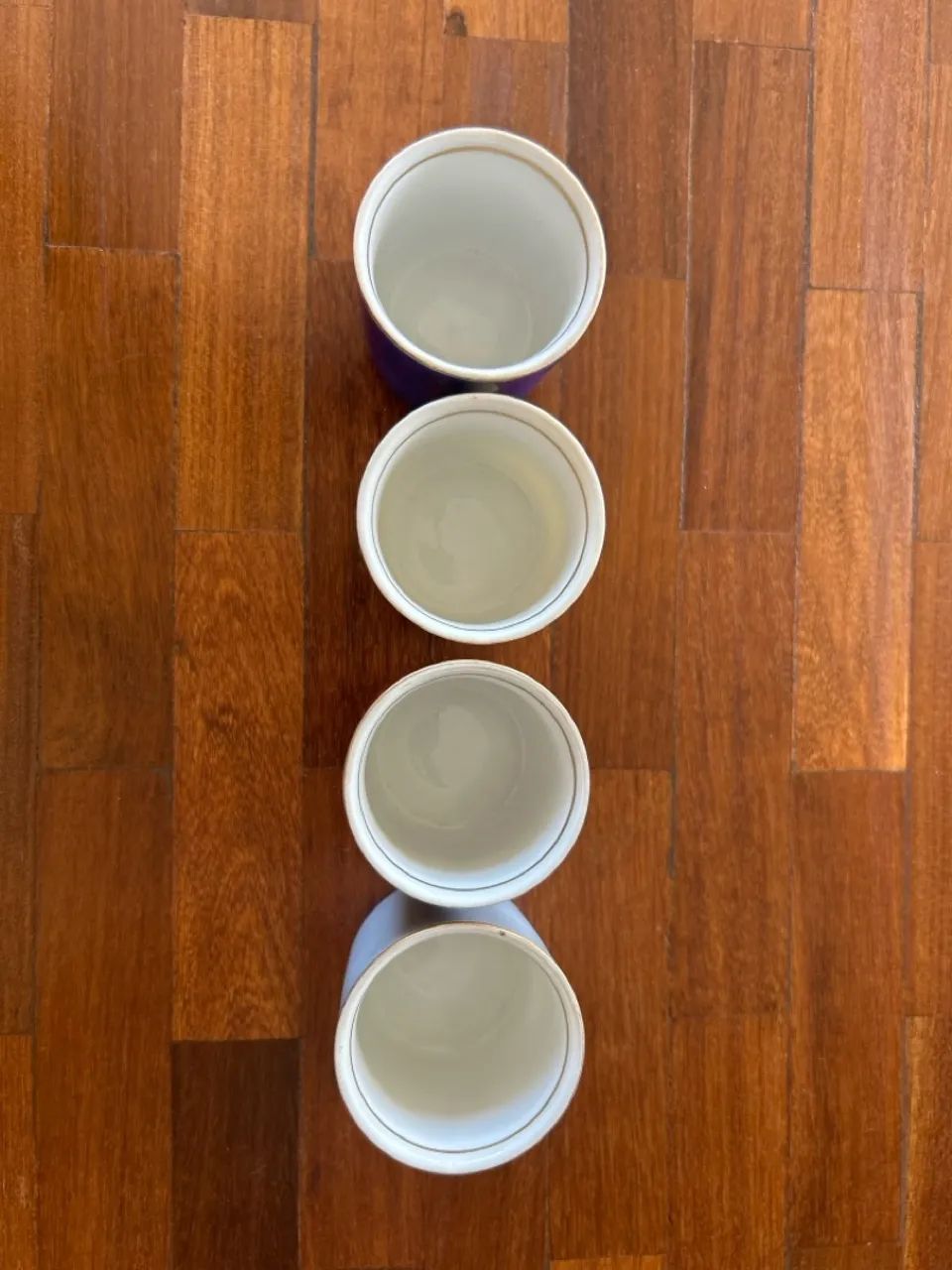 Conjunto com 4 copinhos coloridos porcelana Mauá - vintage - Foto 3