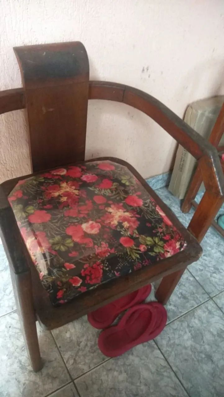 Cadeira de Madeira com Assento Floral - Foto 2