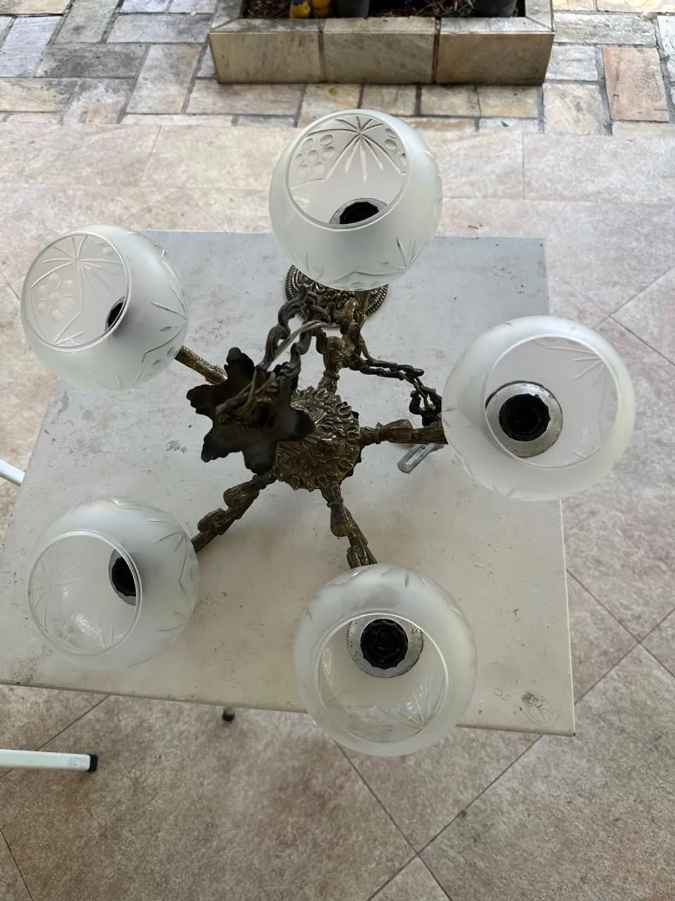 Lustre Clássico com 5 Cúpulas de Vidro