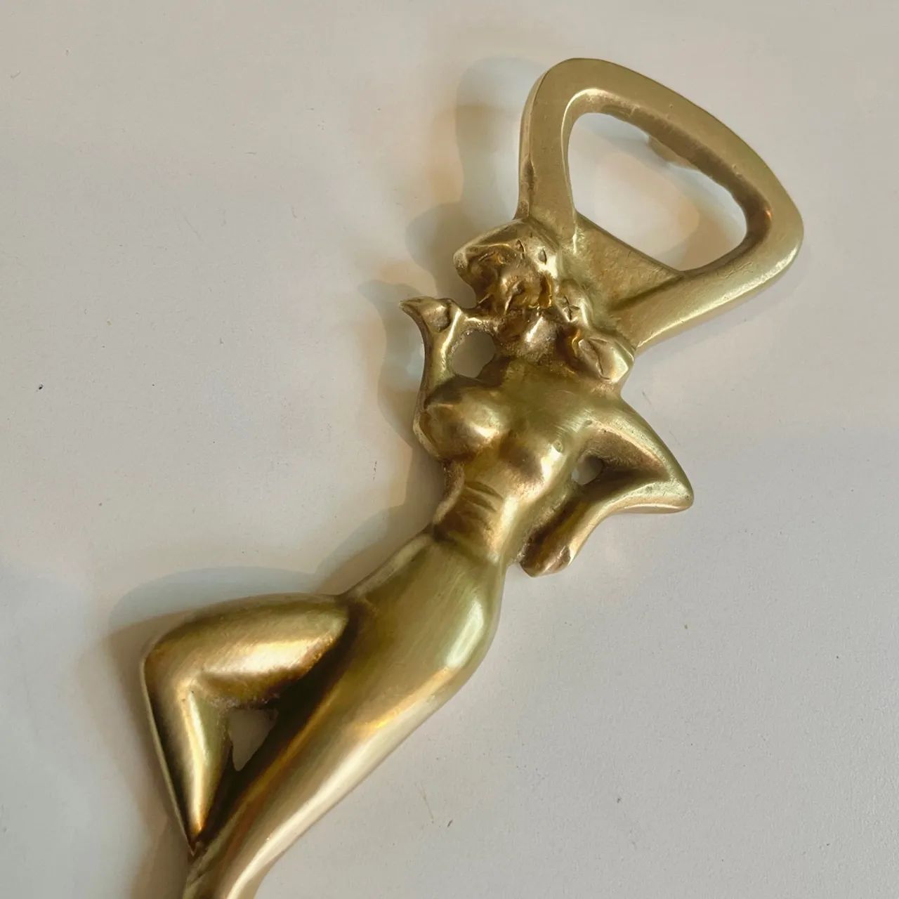 Abridor de Garrafa Vintage em Metal Dourado Vintage Figura Feminina  - Foto 4