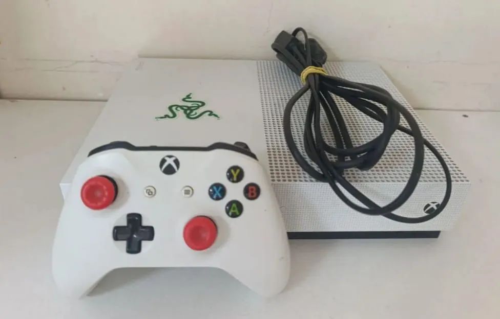 Xbox One S - Console e Controle Branco - Foto 2