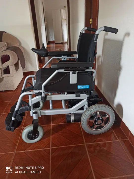 Cadeira de rodas motorizada Dellamed 1000 para pessoas com Mobilidade Reduzida
