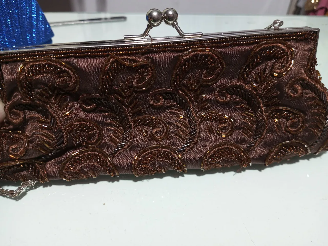 Linda bolsa de mão bordada marrom