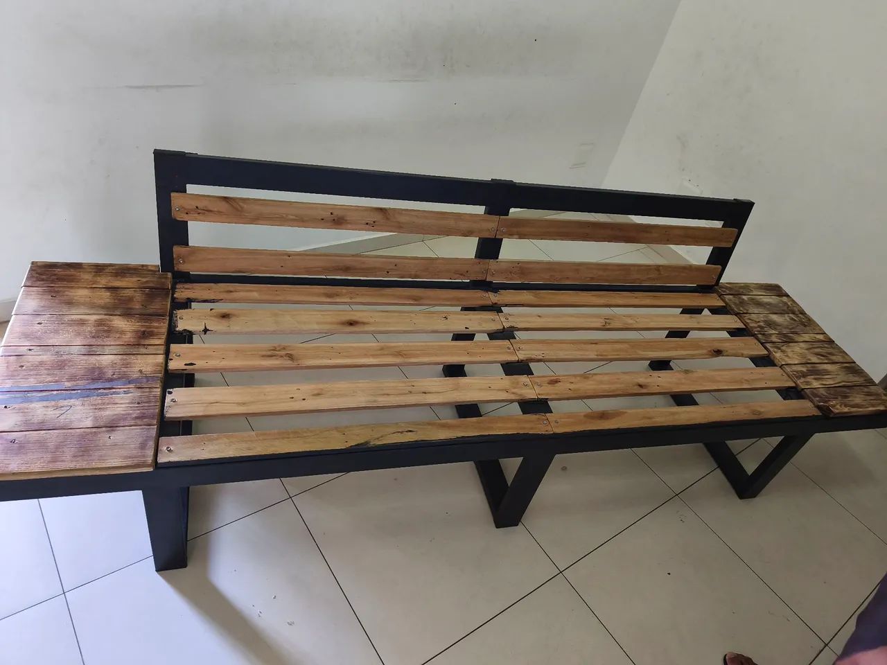 Sofá estrutura metálica 3 e 2 lugares com aparador lateral.