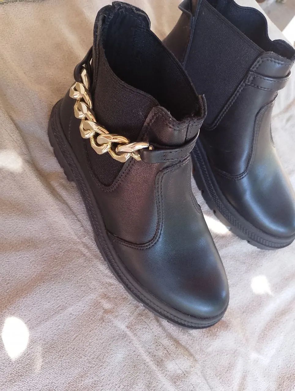 Botas de cano curto pretas com corrente dourada