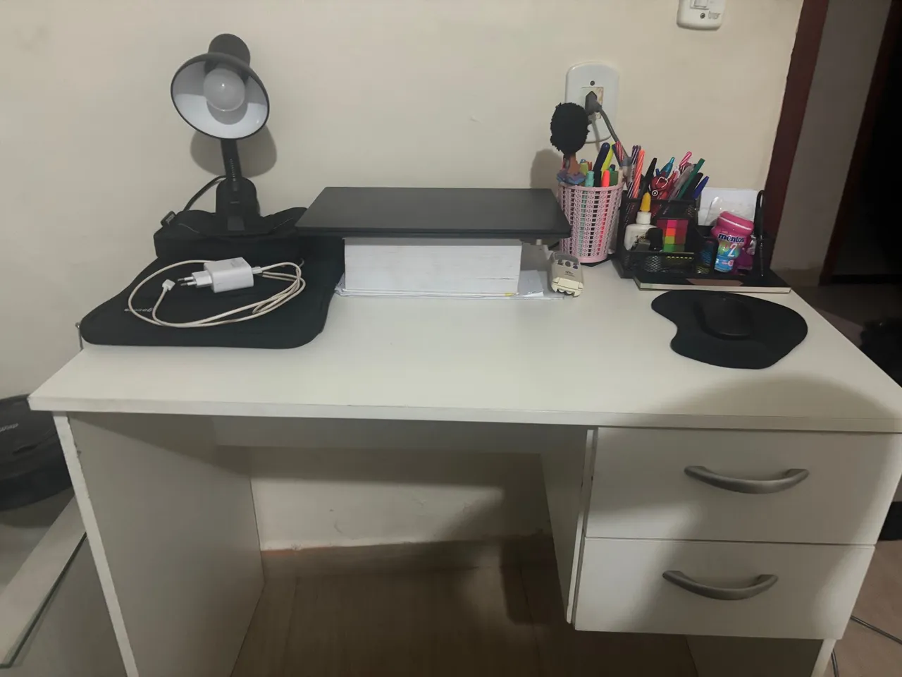Mesa de escritório branca com gavetas
