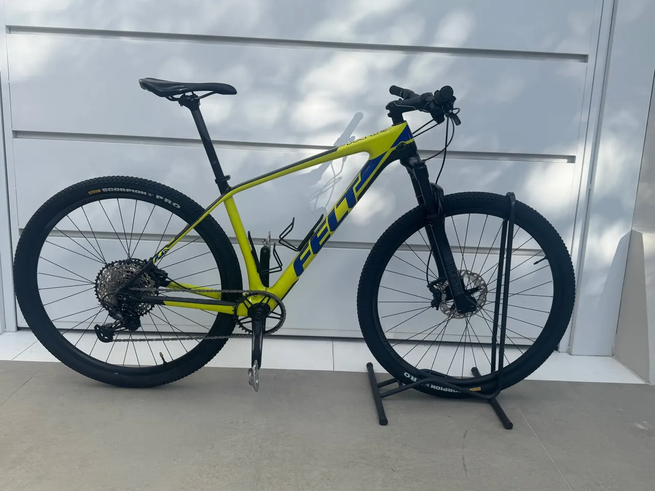 Mountain bike de carbono da conceituada marca Felt