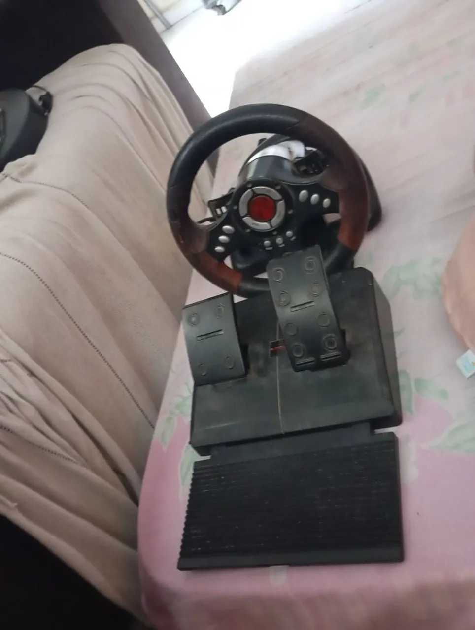Volante para jogos com pedais