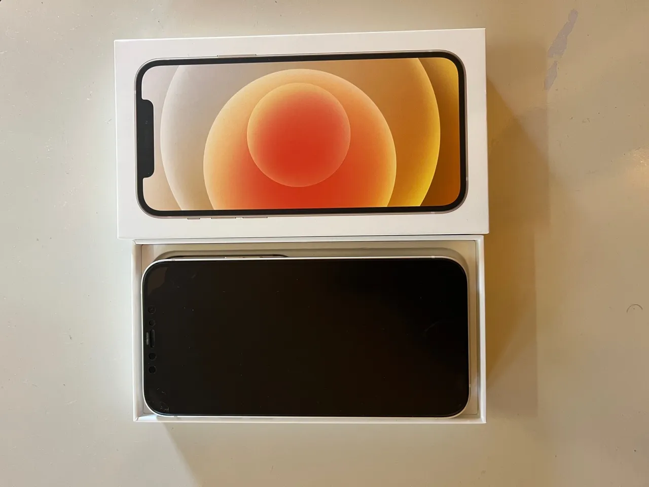 iPhone 12 na caixa