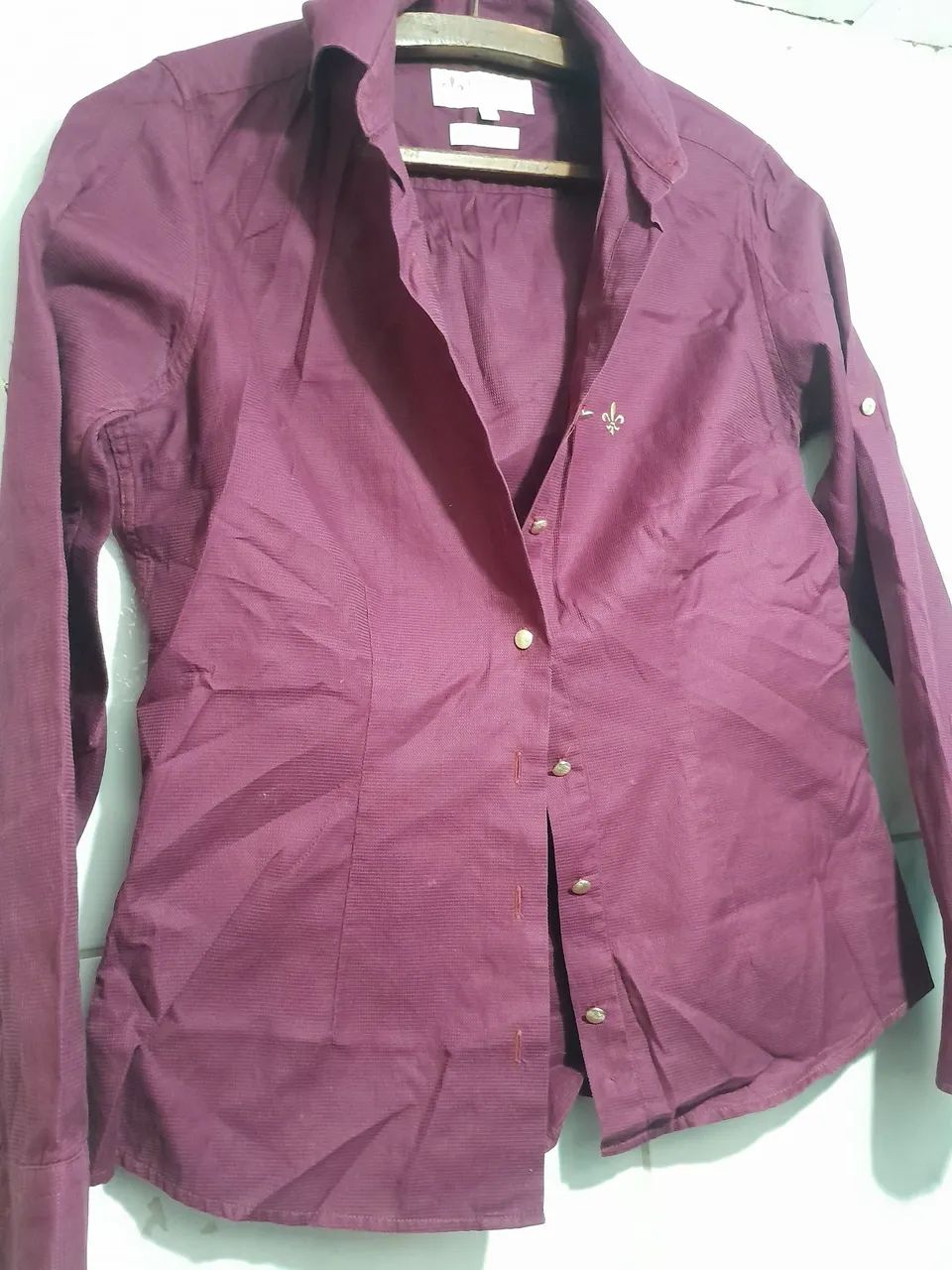 Camisa vinho com detalhe floral