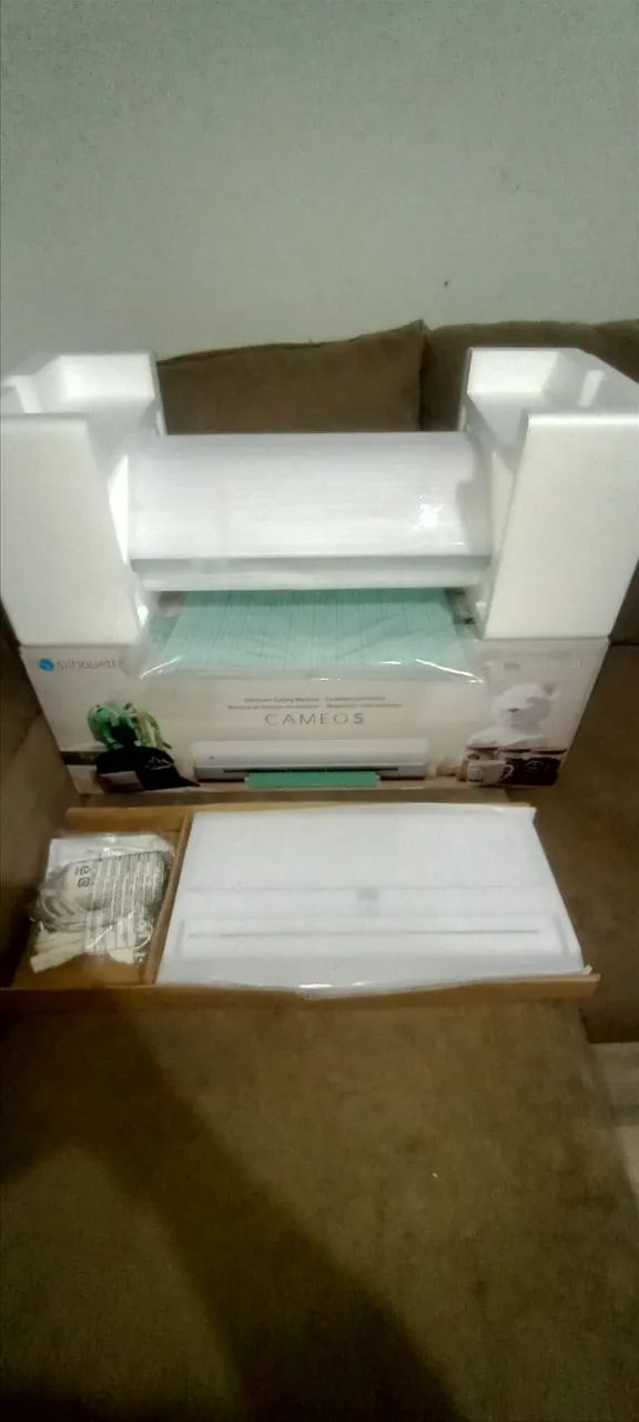 SILHOUETTA CAMEO 5 WHITE, BRAND NEW IN SEALED BOX64651272962946121