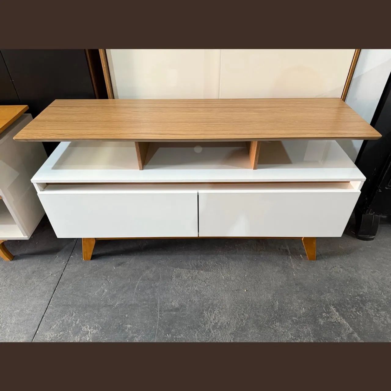 Rack moderno branco e amadeirado - entrego hoje 