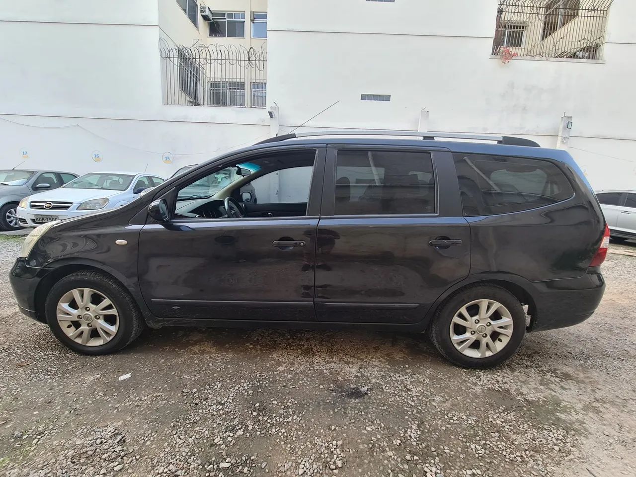 Nissan grand Livina 2014 preto ótimo estado, doc Ok meu nome só transferir - Foto 2