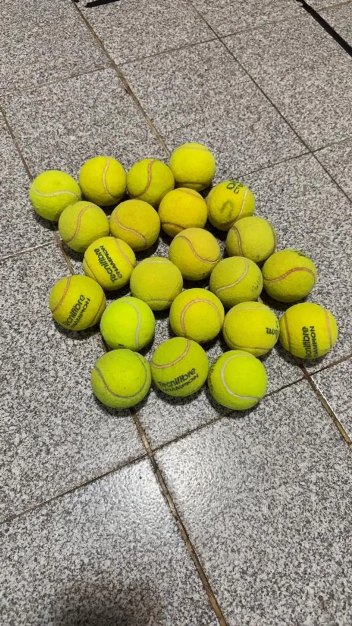 Bolas de Tênis diversas - semi novas e ótimas para jogos e treinos
