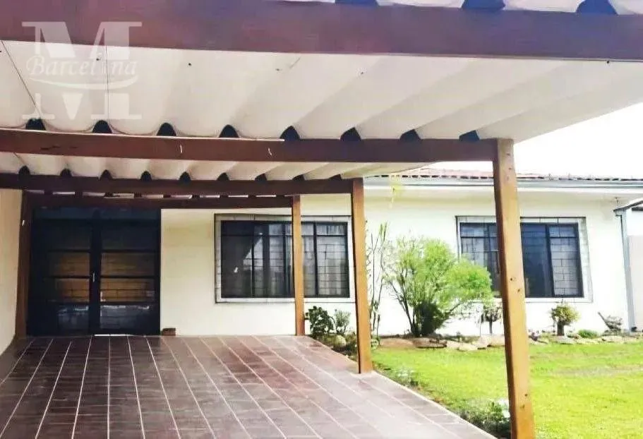 CASA TÉRREA COM BELO TERRENO DE 1.100 M², POMAR E JARDIM. 04 QUARTOS SENDO 2 SUÍTES. ÓTIMA