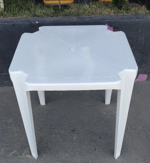 Mesa Plástica Quadrada 70x70cm 