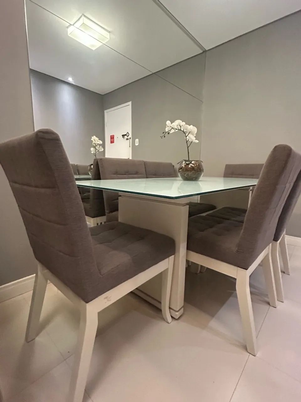 Vendo mesa com 6 cadeiras e 1 aparador  - Foto 2