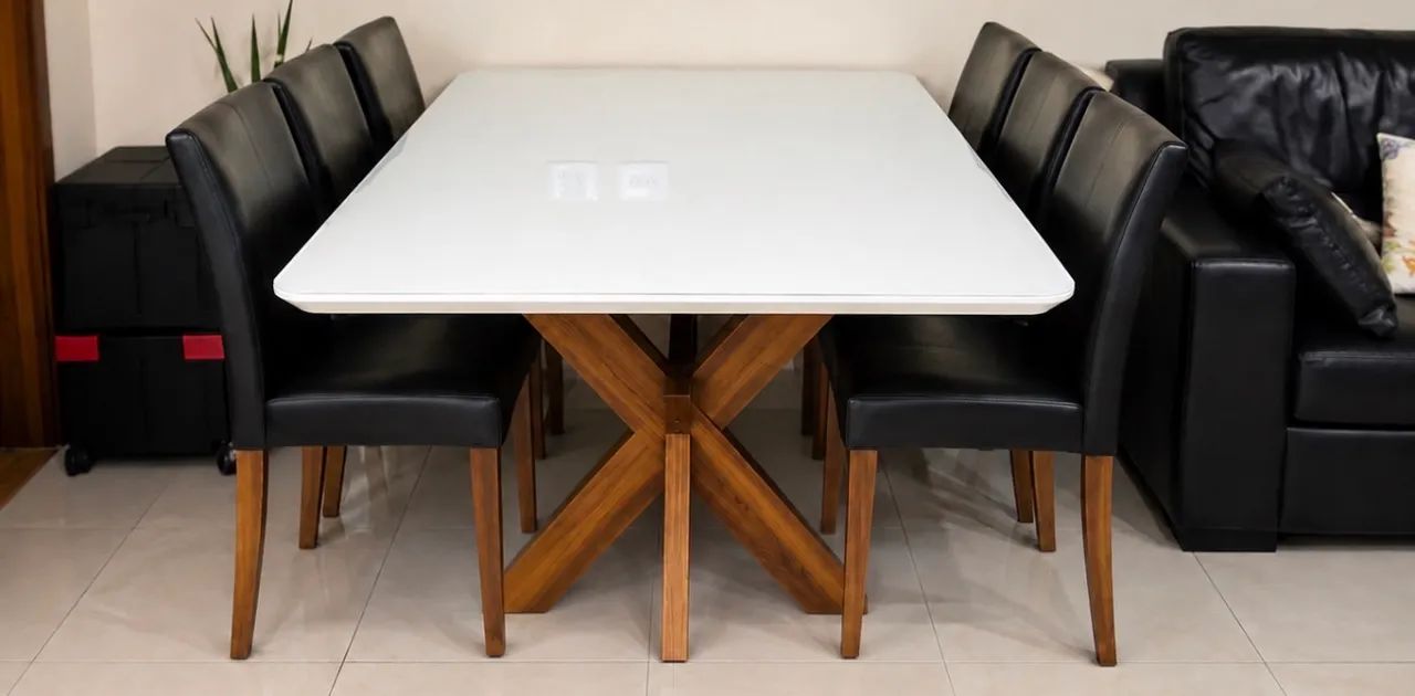 Mesa de jantar 6/8 lugares sem as cadeiras