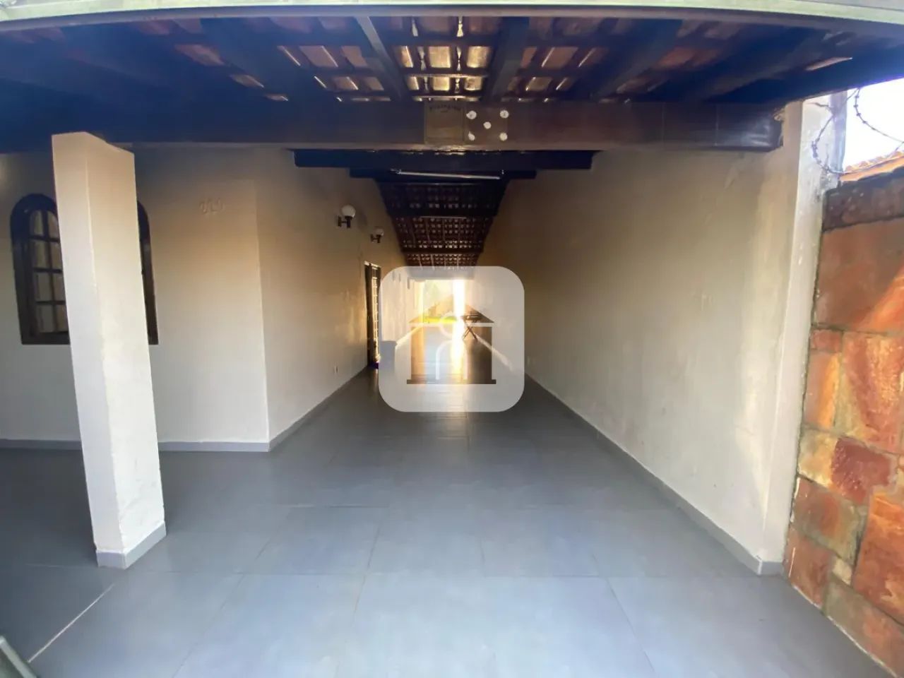 Casa Sofisticada com 03 quartos sendo 2 Suítes, Ambientes Planejados e Amplo Quintal