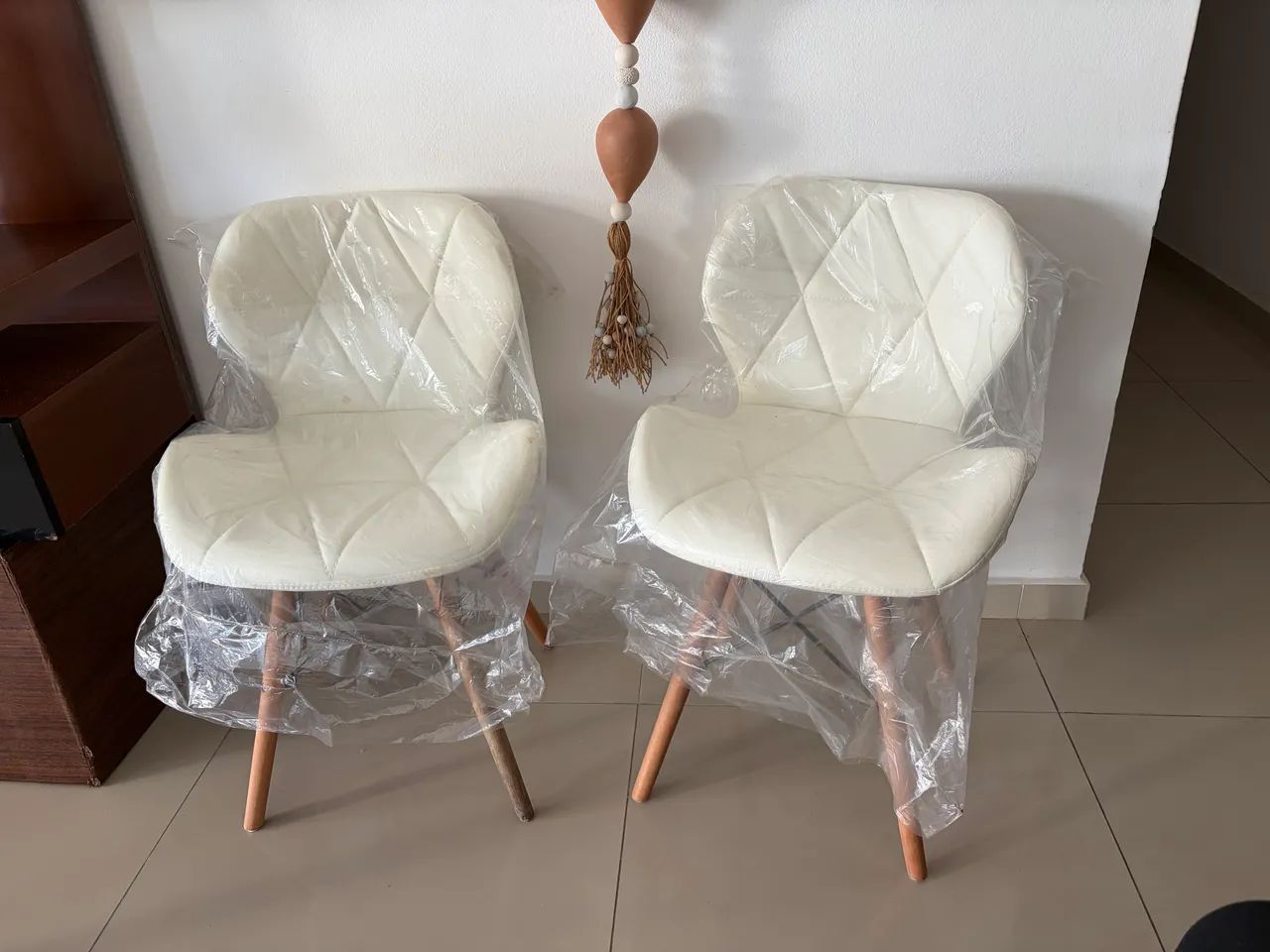 4 Cadeiras off white em couro sintético