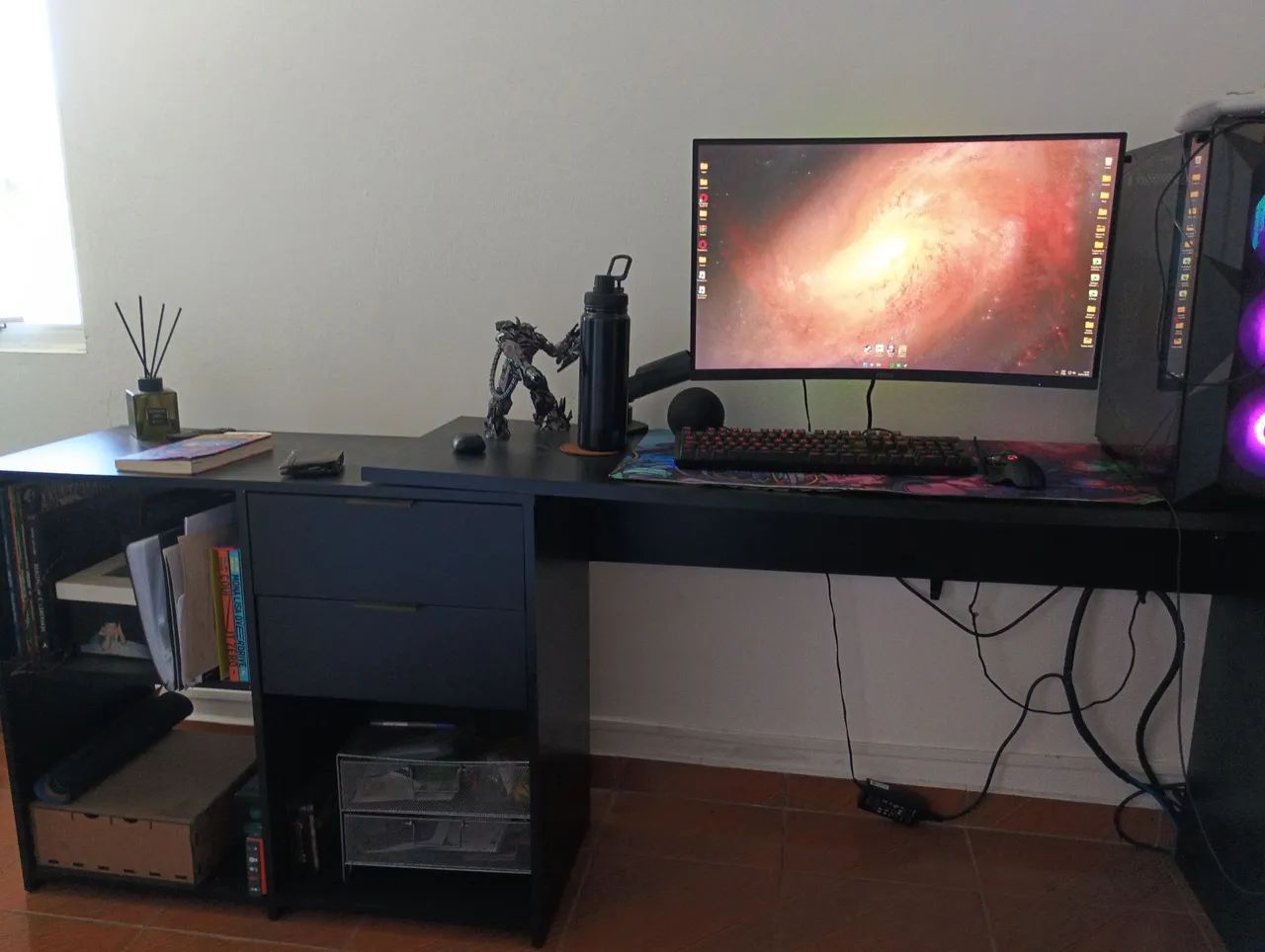 Mesa para escritório com gaveteiro e nicho - Foto 2