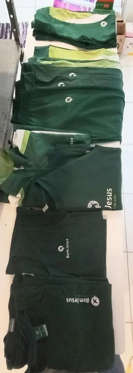 Lote de uniformes do Colégio Bom Jesus 