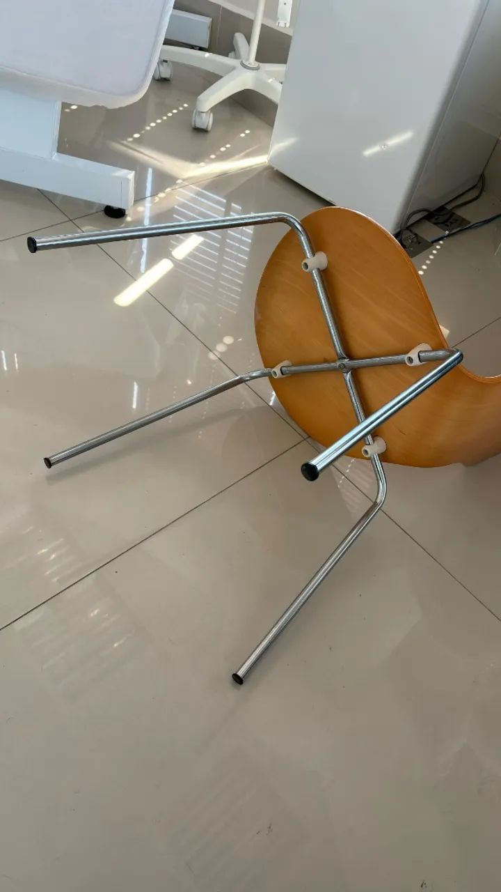 Cadeira de Design em Madeira Curvada com Pés Cromados  - Foto 4