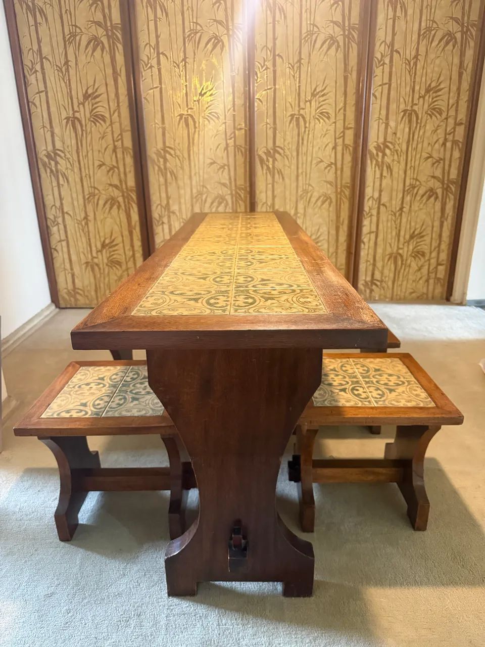 Mesa com tampo de azulejos decorativos e 4 bancos - Foto 4