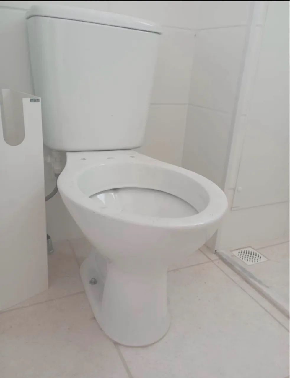 1 Vasos sanitários DECA, com caixa acoplada R$400,00
