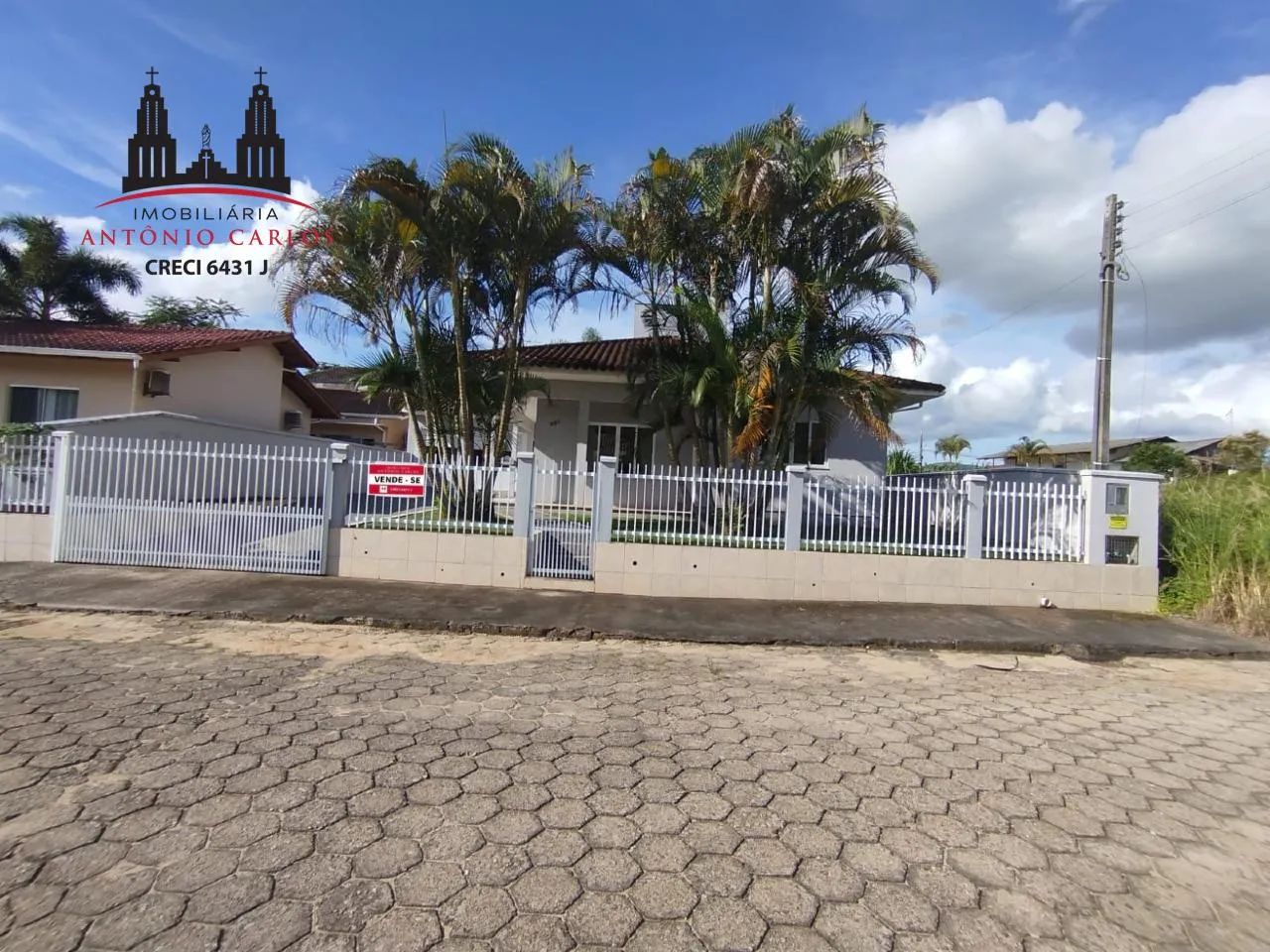 Casa à venda em Antônio Carlos (Centro)  187m² de área interna com terreno de 374m²
