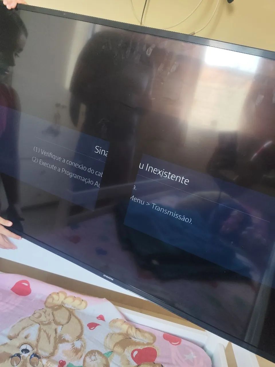 TV Samsung 48 polegadas - com uma faixa preta no meio 