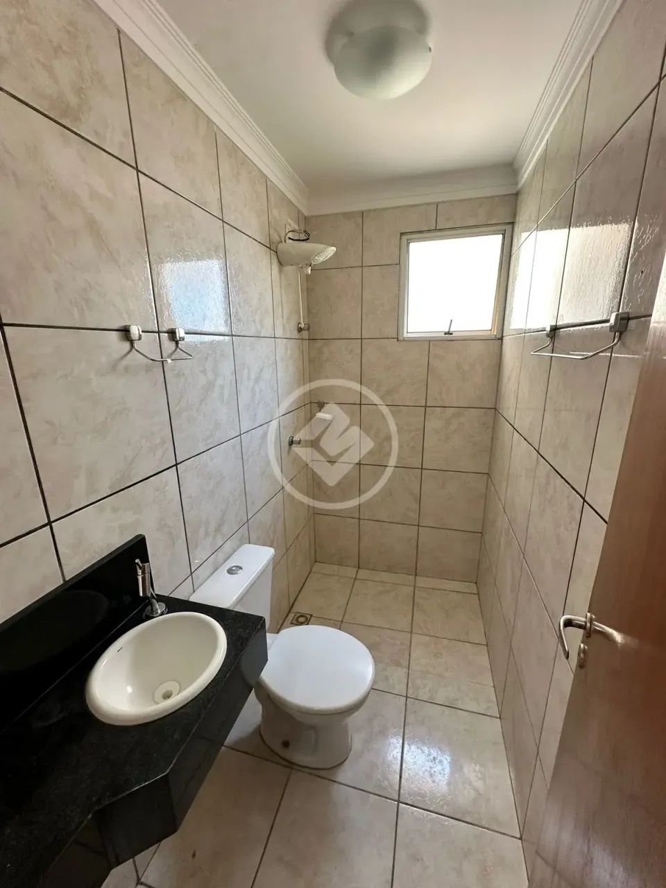 APARTAMENTO COM 2 QUARTOS SENDO 1 SUITE E VARANDA CONDOMINIO FECHADO COM AREA DE LAZER cod - Foto 5