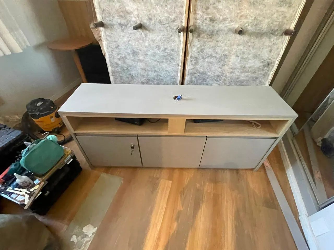 Rak em MDF com suporte tubular para TV. - Foto 2