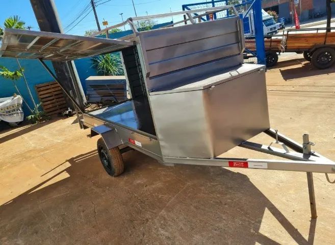 Carretinha baú fechado 2, 50 mt comprimento por 1,20 de largura por 1,20 de altura $ $8,70