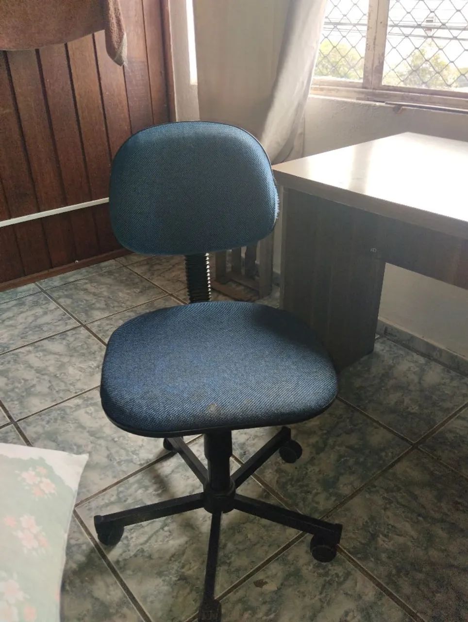 Mesa MDF grande e cadeira de escritório em bom estado  - Foto 3