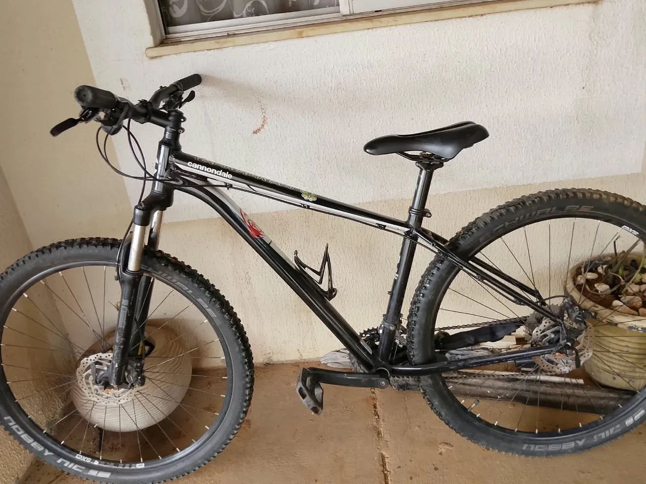 Bicicleta moto banke semi nova freios a disco 