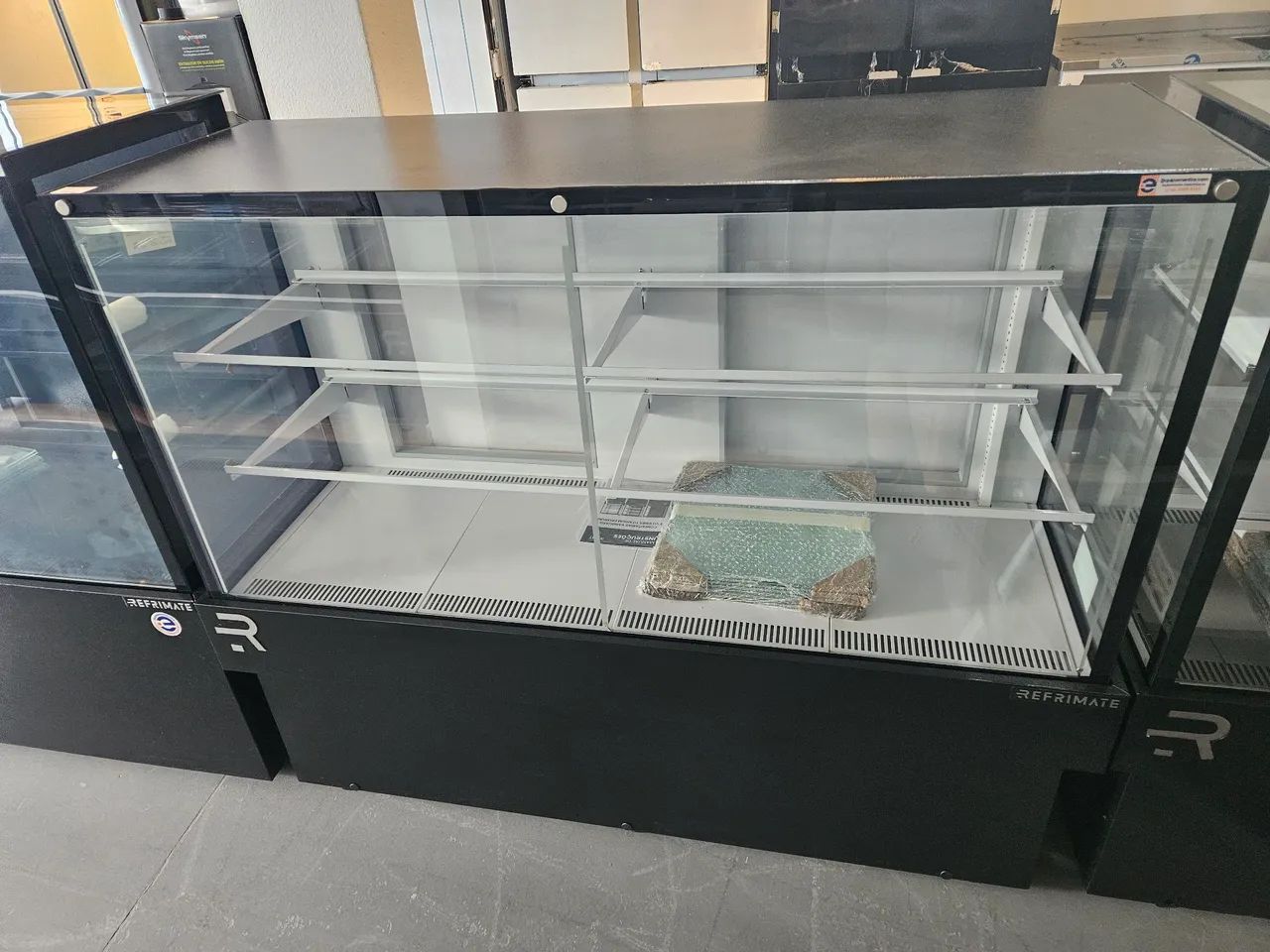 vitrine refrigerada para padaria 1,45m ar forçado - nova