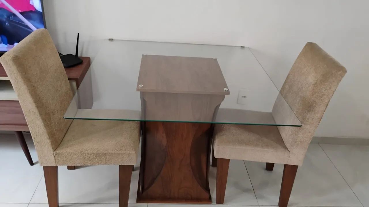 Mesa com 4 cadeiras 