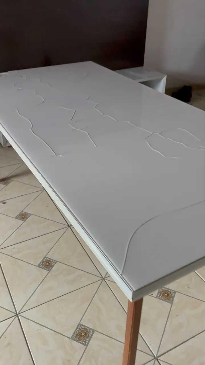 Mesa de madeira com tampo de vidro 