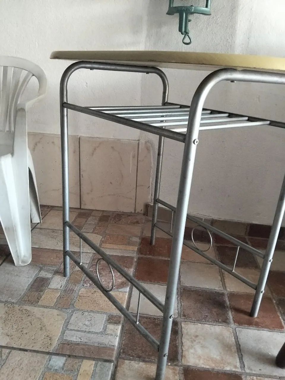 Mesa com dois bancos de madeira - Foto 5