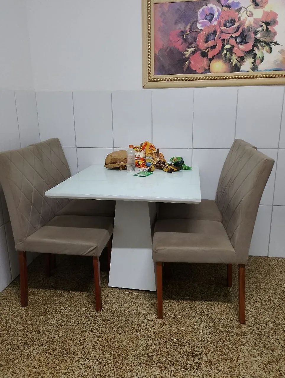 Mesa com vidro e 4 cadeiras estofadas 