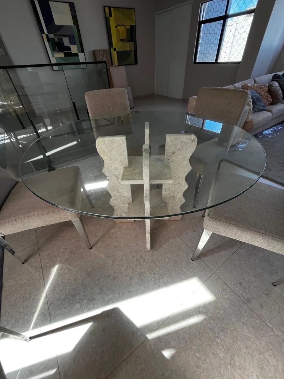 Mesa de Vidro Redonda com Base de Mármore Travestino e 6 Cadeiras - Foto 5