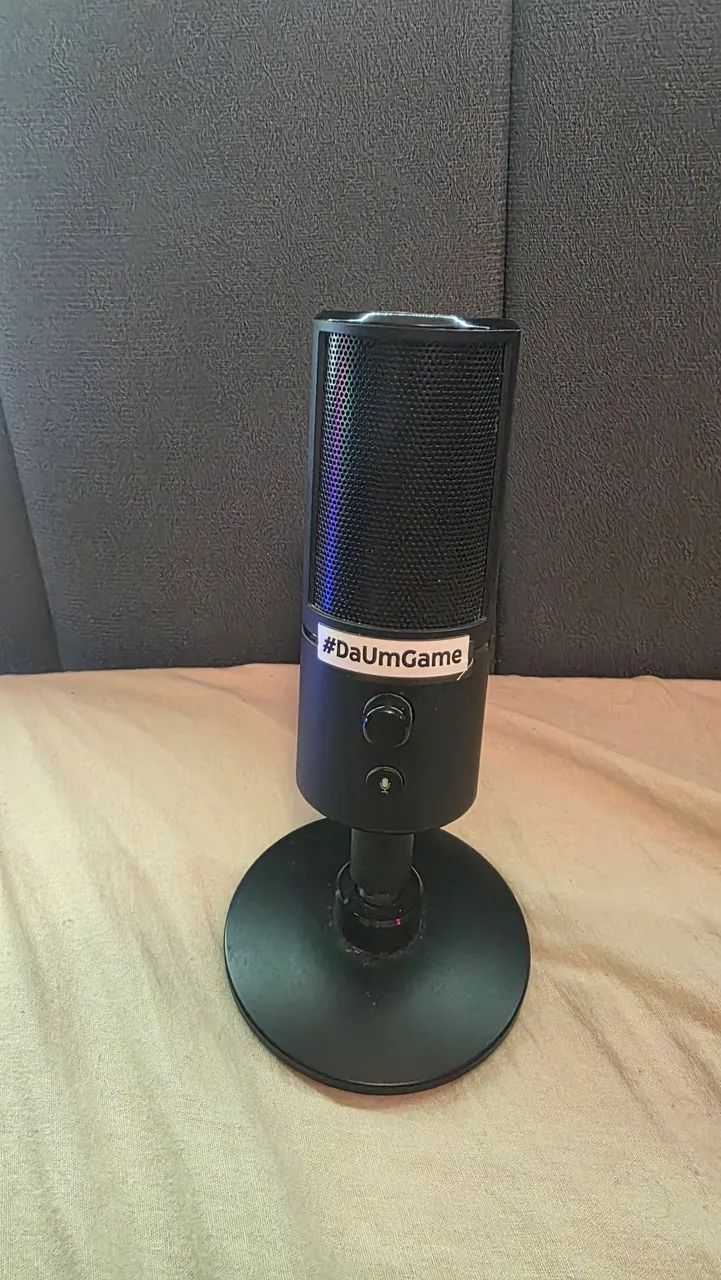 Microfone Razer Seiren X com braço articulado e pop filter